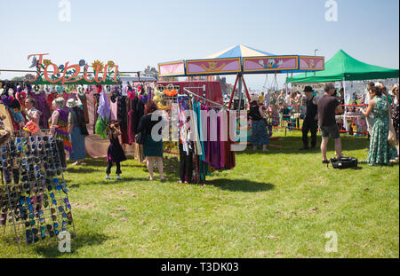 Markt und Kinder reitet auf dem West Hill Mai Feiertag, Jack in die grüne Ereignis, Hastings, East Sussex, Großbritannien Stockfoto