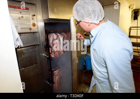 Rauchen Lenden von Schweinefleisch an Dochte Manor Schweinefarm, Versorgung Waitrose und die Kooperative mit britischem Schweinefleisch. Malden, in der Nähe von Essex. . 30. März 11. Stockfoto