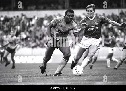 Wolverhampton Wanderers footballer Floyd Streete und Tommy Tynan von Plymouth Argyle WÖLFE V PLYMOUTH an MOLINEUX 23/9/89 Stockfoto