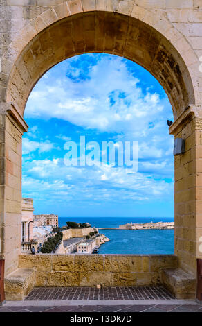 Valletta, Malta: Bogen mit Blick über den Grand Harbour und die Stadt Valletta im Upper Barrakka Gardens Stockfoto