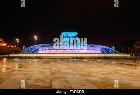 Triton Brunnen in Valletta, Malta mit fließendem Wasser und farbenfrohen Beleuchtung in der Nacht Stockfoto