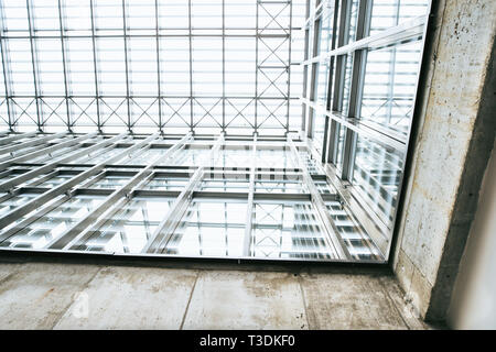 Low Angle View der Innenraum eines modernen, geräumigen Bibliothek oder ein Bürogebäude. Stockfoto