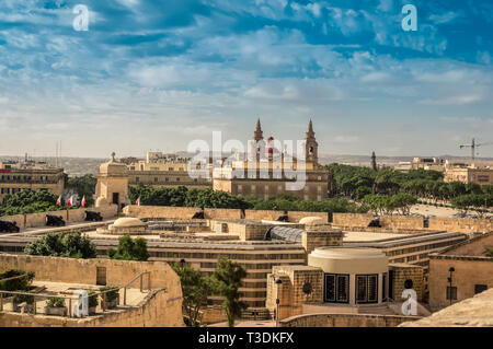 Valletta, Malta: Dachterrasse mit Blick über die mittelalterliche Stadtbefestigung und Kalkstein Gebäude Stockfoto