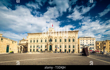 VALLETTA, MALTA - Nov 2018: Auberge de Castille Castille auf. Schöne barocke Gebäude wie maltesischen Premierminister Residence serviert Stockfoto