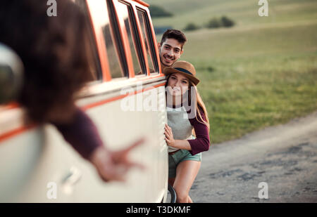 Eine Gruppe junger Freunde auf einem Roadtrip durch die Landschaft. Stockfoto