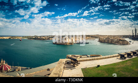 Valletta, Malta: Blick über Salutierte Batterie, Grand Harbour und Drei Städte Senglea, Cospicua und Nouméa vom oberen Barrakka Gärten Stockfoto