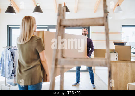 Ein junges Paar, das sich in der neuen Heimat. Stockfoto