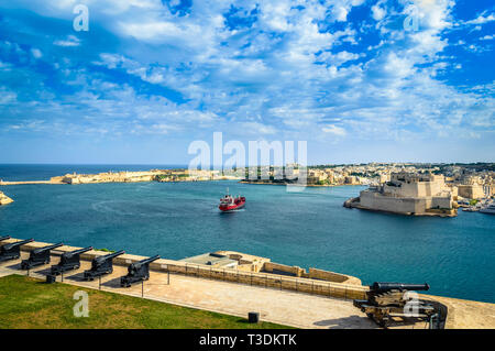 Valletta, Malta: Blick über Salutierte Batterie, Grand Harbour und Drei Städte Senglea, Cospicua und Nouméa vom oberen Barrakka Gärten Stockfoto