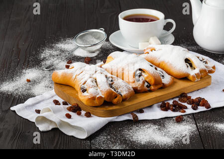 Frühstück mit hausgemachten Gebäck auf hölzernen Tisch Stockfoto