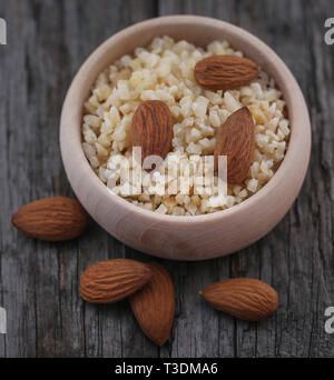 Kleine Stücke gehackten Mandeln mit ganzen, in eine Schüssel geben. Stockfoto