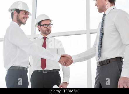 Zwei Architekten Händeschütteln nach einem Treffen im Büro Stockfoto