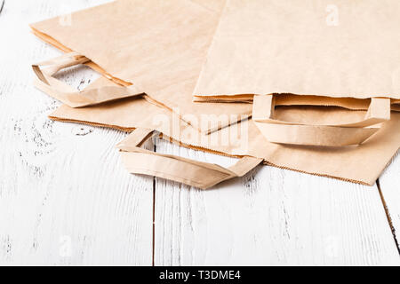 Papier Abfälle bereit für das Recycling. Soziale Verantwortung und Umweltschutz Pflege, Verwendung der Säcke aus Papier statt Plastik Stockfoto