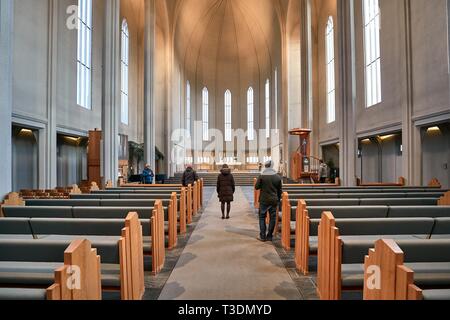 Moderne Kathedrale innen Stockfoto