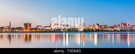 Portland, Maine, USA Downtown Skyline von Back Cove in der Morgendämmerung. Stockfoto