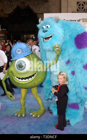 LOS ANGELES, Ca. Oktober 28, 2001: Monster, Inc Zeichen MIKE WAZOWSKI (links) und James S. SULLIVAN mit der Schauspielerin MARY GIBBS bei der Weltpremiere von Disney/Pixars Monster, Inc., am El Capitan Theatre, Hollywood. © Paul Smith/Featureflash Stockfoto