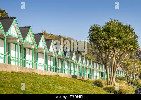 LANGLAND BAY, Gower Peninsula, WALES - Februar 2019: Reihe der Umkleidekabinen am Strand mit Blick auf Langland Bay in Wales. Stockfoto