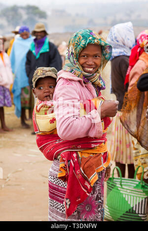 Porträt madagassische Frau mit einem Kind auf einem Bauernmarkt, Hill Country, Madagaskar, Afrika Stockfoto