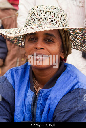 Porträt madagassische Frau mit einem traditionellen Strohhut auf einem Bauernmarkt, Hill Country, Madagaskar, Afrika Stockfoto