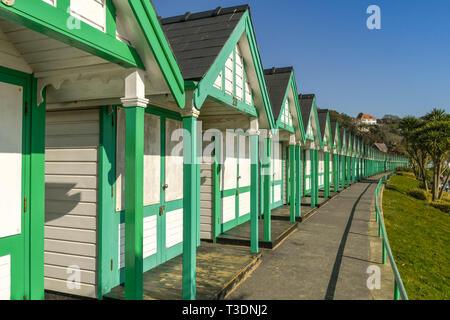 LANGLAND BAY, Gower Peninsula, WALES - Februar 2019: Reihe der Umkleidekabinen am Strand mit Blick auf Langland Bay in Wales. Stockfoto