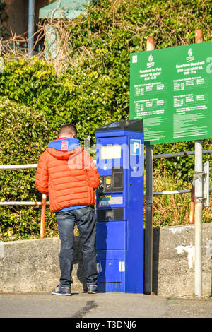 LANGLAND BAY, Gower Peninsula, WALES - Februar 2019: Person zahlen für einen Parkschein in Langland Bay in Wales. Stockfoto