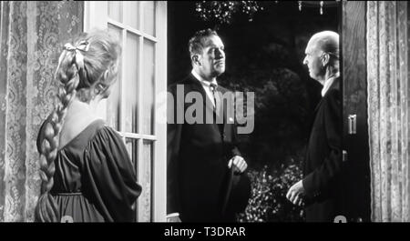 Die Fledermaus ist eine amerikanische Mystery Film von 1959 mit Vincent Price und Agnes Moorehead. Es ist die vierte Verfilmung der Geschichte, die als 1908 Roman die Wendeltreppe von Mary Roberts Rinehart, das Sie später (mit Avery Hopwood) in den 1920er Jahren spielen Die Bat.[1] [2] [3] Die erste Verfilmung des Stücks war die 1926 amerikanischen Stummfilm The Bat angepasst begann. Der Film wurde von Regisseur Crane Wilbur, der auch Regie.[4] Die Fledermaus 1959 auf einem mit der britischen Hammer Film Die Mumie.[1] Jetzt in der öffentlichen Domäne verteilt wurde angepasst, Stockfoto