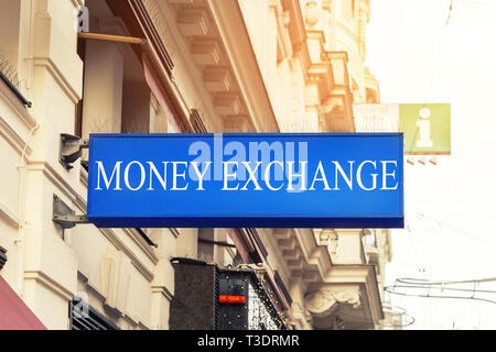 Blau lightbox singnboard Geldwechsel im historischen Stadtzentrum. Touristische Financial Services Stockfoto