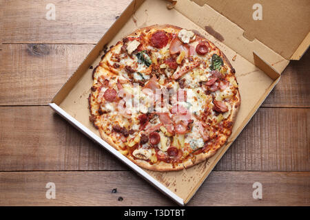 Pizza auf Holz- Hintergrund Stockfoto