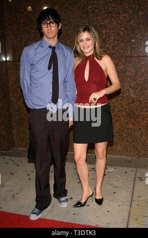 LOS ANGELES, Ca. November 15, 2001: Schauspielerin Alicia Silverstone & Freund CHRISTOPHER JARECKI anreisen im El Rey Theater in Los Angeles für die Leistung von Mick Jagger sein neues solo Album Göttin in der Tür zu fördern. © Paul Smith/Featureflash Stockfoto
