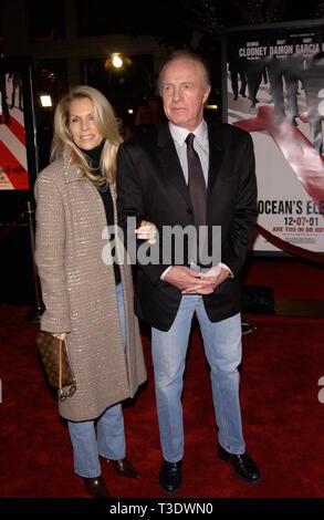 LOS ANGELES, Ca. Dezember 05, 2001: Schauspieler James Caan & Frau an der Weltpremiere in Los Angeles, der Ocean's Eleven. © Paul Smith/Featureflash Stockfoto