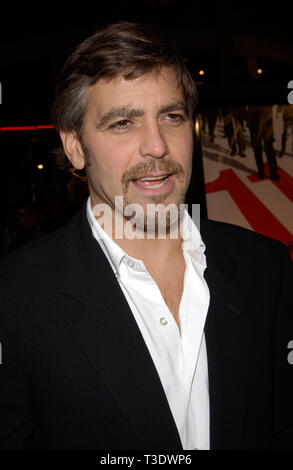 LOS ANGELES, Ca. Dezember 05, 2001: Schauspieler George Clooney bei der Weltpremiere in Los Angeles, seines neuen Films Ocean's Eleven. © Paul Smith/Featureflash Stockfoto
