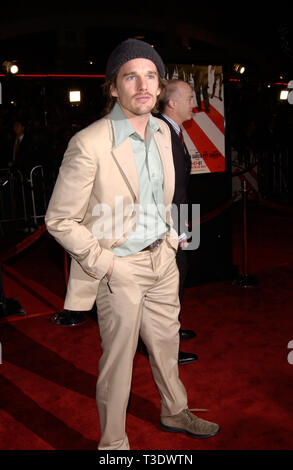 LOS ANGELES, Ca. Dezember 05, 2001: Schauspieler Ethan Hawke im Rahmen der Weltpremiere in Los Angeles, der Ocean's Eleven. © Paul Smith/Featureflash Stockfoto