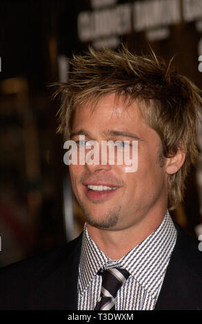 LOS ANGELES, Ca. Dezember 05, 2001: Schauspieler BRAD PITT bei der Weltpremiere in Los Angeles, seines neuen Films Ocean's Eleven. © Paul Smith/Featureflash Stockfoto