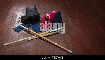 Kendo Handschuhe, Helm und Bambus Schwert auf einem Holz- Oberfläche. Kendo Rüstung. Stockfoto