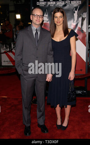 LOS ANGELES, Ca. Dezember 05, 2001: Regisseur Steven Soderbergh & Freundin TV-Moderatorin JULES ASNER bei der Weltpremiere in Los Angeles, seines neuen Films Ocean's Eleven. © Paul Smith/Featureflash Stockfoto