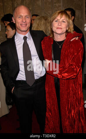 LOS ANGELES, Ca. Dezember 13, 2001: Schauspieler ED HARRIS & Frau AMY MADIGAN im Rahmen der Weltpremiere in Beverly Hills, von seinem neuen Film A Beautiful Mind. © Paul Smith/Featureflash Stockfoto