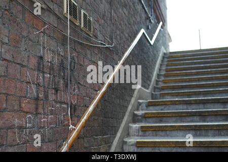 Diese Treppen führen zu nichts mit Vorzeichen Stockfoto