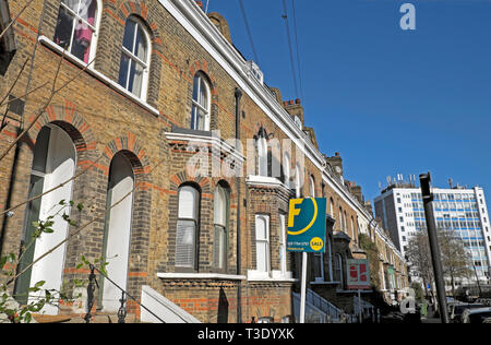 Foxton Haus zum Verkauf Schild außerhalb Reihe von Reihenhäusern Gehäuse und blauen Himmel Kopie Raum in der Straße in Brixton South London England UK KATHY DE WITT Stockfoto