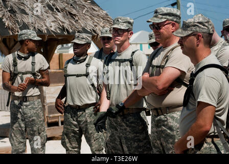 Die Mitglieder der U.S. Army National Guard warten für Bestellungen am westlichen Ende von Dauphin Island, Alabama, during​ Bemühungen der Insel von Öl zu schützen. Stockfoto
