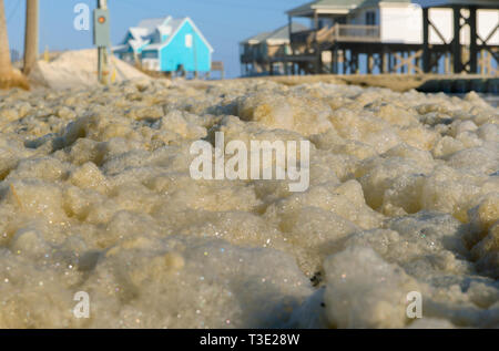 Seafoam​ sammelt auf der West End der Dauphin Insel nach einem Sturm vorne durch bewegt, wodurch hohe Winde und Wellen, Jan. 11, 2014. Stockfoto