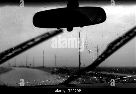 Ein Auto fährt im Regen wie in der ersten Zuführung Bands des tropischen Sturms Lee bewegen an Land auf Dauphin Island, Alabama Sept. 3, 2011. Stockfoto