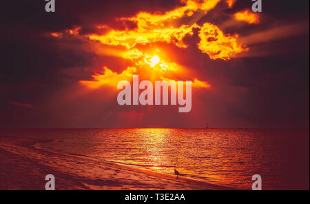 Die Sonne über Mobile Bay, 23. Juli 2018, in Dauphin Island, Alabama. Stockfoto