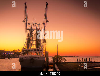 Die Sonne auf dem A.S. Skinner Krabbenkutter, in Dauphin Island, Alabama angedockt. Stockfoto