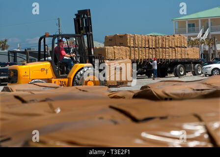 Eine MAECO Ausrüstung Fahrer bewegt den Stapel der HESCO Barrieren am westlichen Ende von Dauphin Island, Alabama. Stockfoto