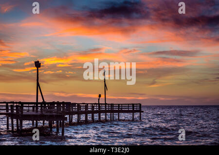 Die Sonne im Cedar Point Fishing Pier, Dez. 3, 2013, in Coden, Alabama. Stockfoto