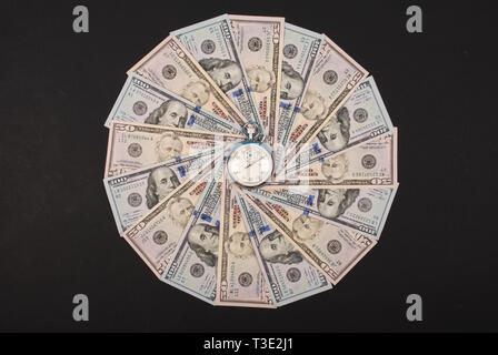 Stoppuhr auf dem Mandala Kaleidoskop von Geld. Abstrakte Geld Hintergrund raster Muster wiederholen Mandala Kreis. Stockfoto