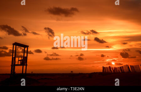 Die Sonne hinter ein Rettungsschwimmer stehen und sand Zaun am westlichen Ende von Dauphin Island, Alabama. Stockfoto