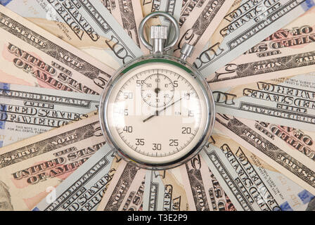 Stoppuhr auf dem Mandala Kaleidoskop von Geld. Abstrakte Geld Hintergrund raster Muster wiederholen Mandala Kreis. Stockfoto