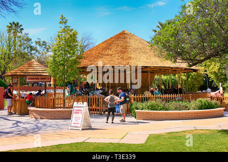 Die Leute, die Spaß an der Wildlife Karussell im Reid Park Zoo in Tucson AZ Stockfoto