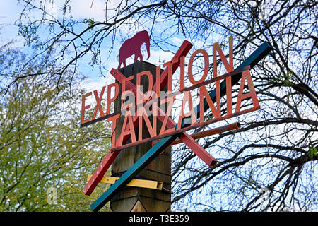 "Expedition Tansania' Schild am Eingang zu den Elefanten in Reid Park Zoo in Tucson, AZ Stockfoto