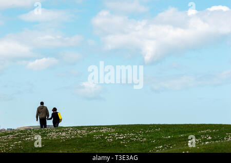 Gijón, Asturien, Spanien, April 09, 2019, Senior Paar zusammen glücklich Reden im Park mit einem blauen Himmel im Hintergrund. Stockfoto